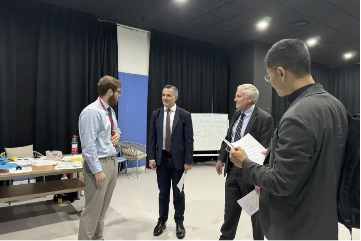 全球校区搭建学生交流平台-英国国王学院学校顾问来访我校 - 成都狄邦肯思学校