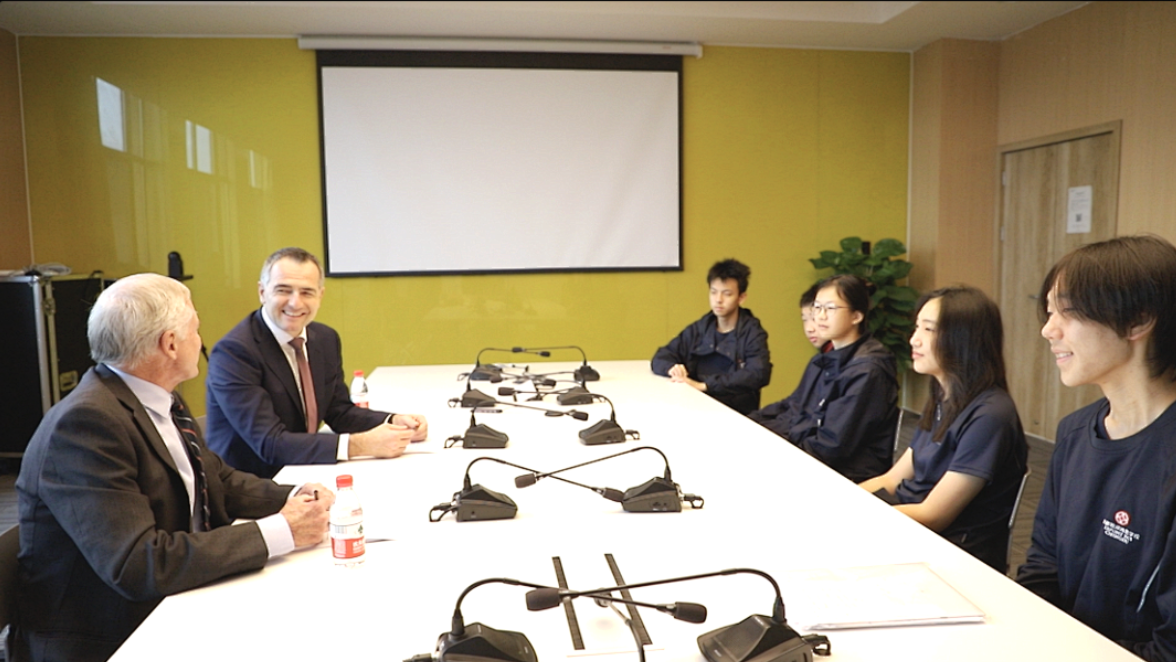 全球校区搭建学生交流平台-英国国王学院学校顾问来访我校 - 成都狄邦肯思学校